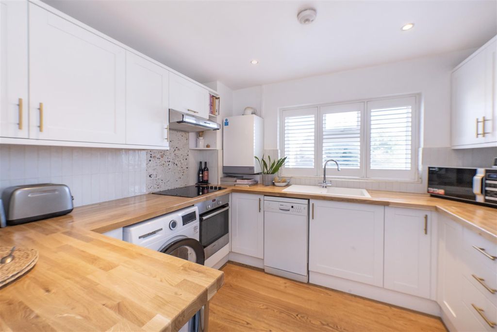Property photo 3 of 12 60-Tallents-Crescent-11.Jpg