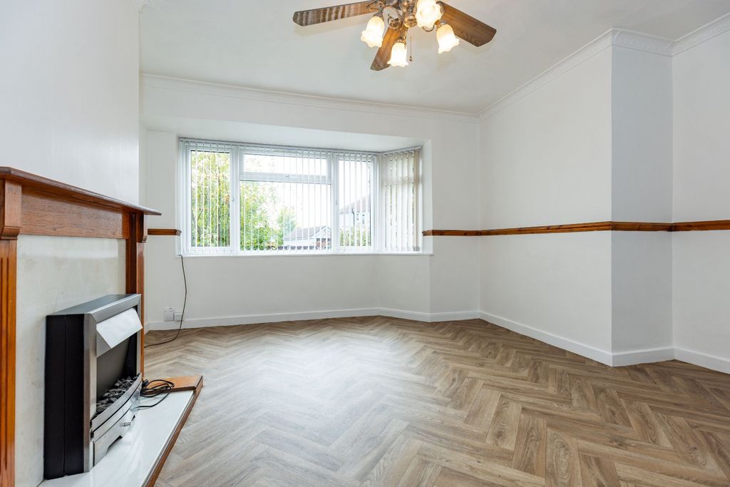 Property photo 2 of 19 Lounge