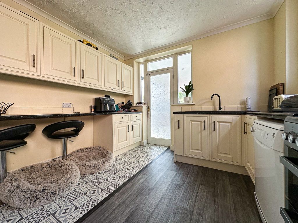 Property photo 3 of 18 4384215
