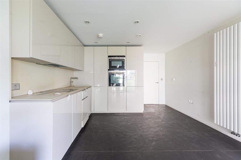 Property photo 3 of 7 Kitchen