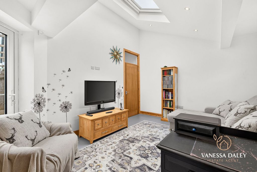Property photo 3 of 43