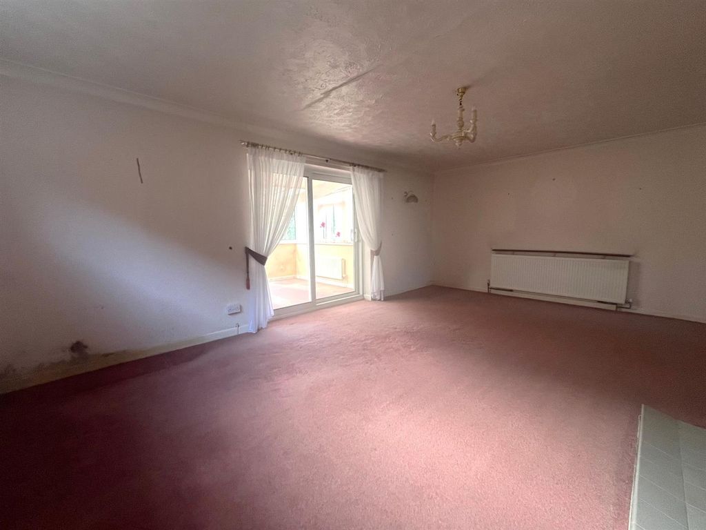Property photo 2 of 19 4290 Newloungealt.Jpg