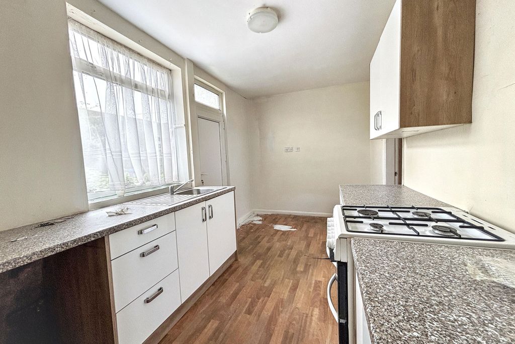 Property photo 2 of 12 10 Balfour Road, Doncaster, South Yorkshire, Dn5 0Nn