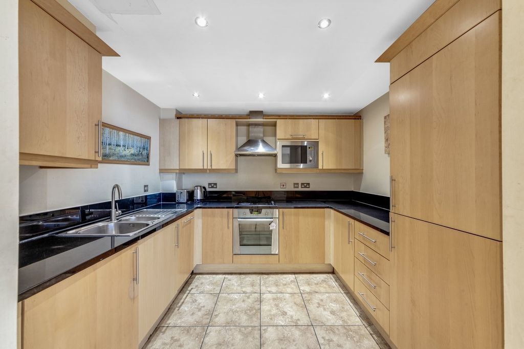 Property photo 3 of 10 Kitchen