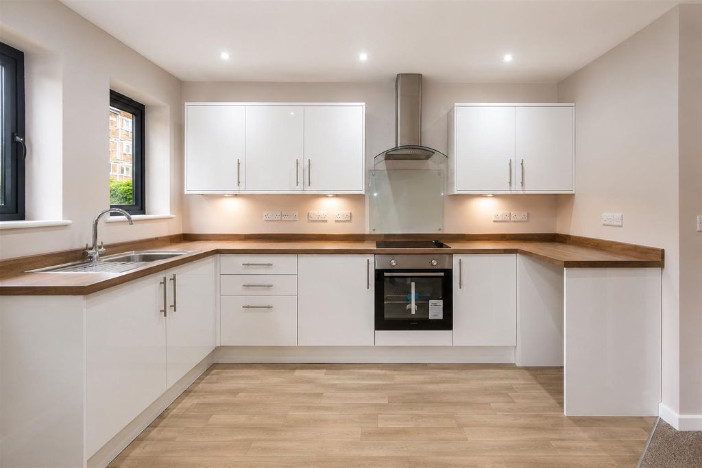 Property photo 3 of 6 Kitchen