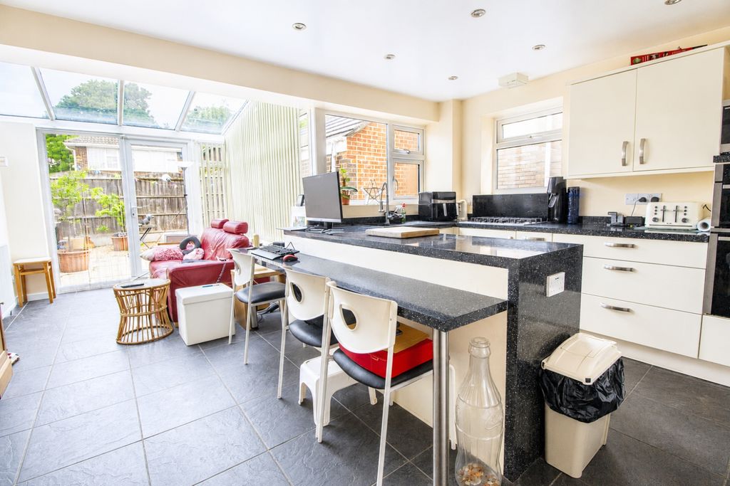 Property photo 2 of 25 Adam Hendry Ewemove Estate And Lettings Agent In D