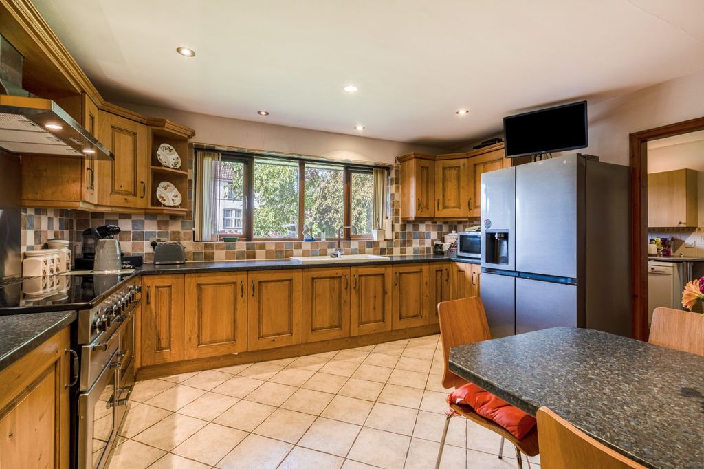 Property photo 3 of 20 Kitchen