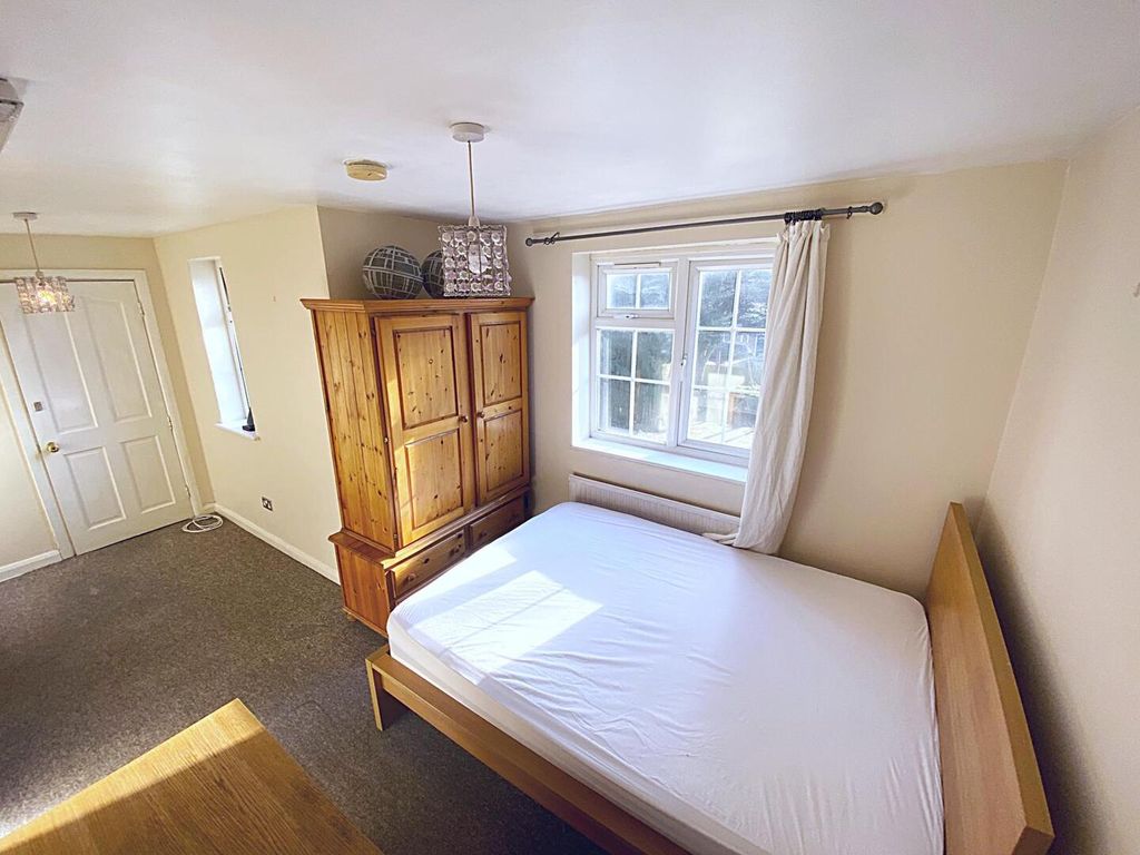 Property photo 1 of 8 Bedroom