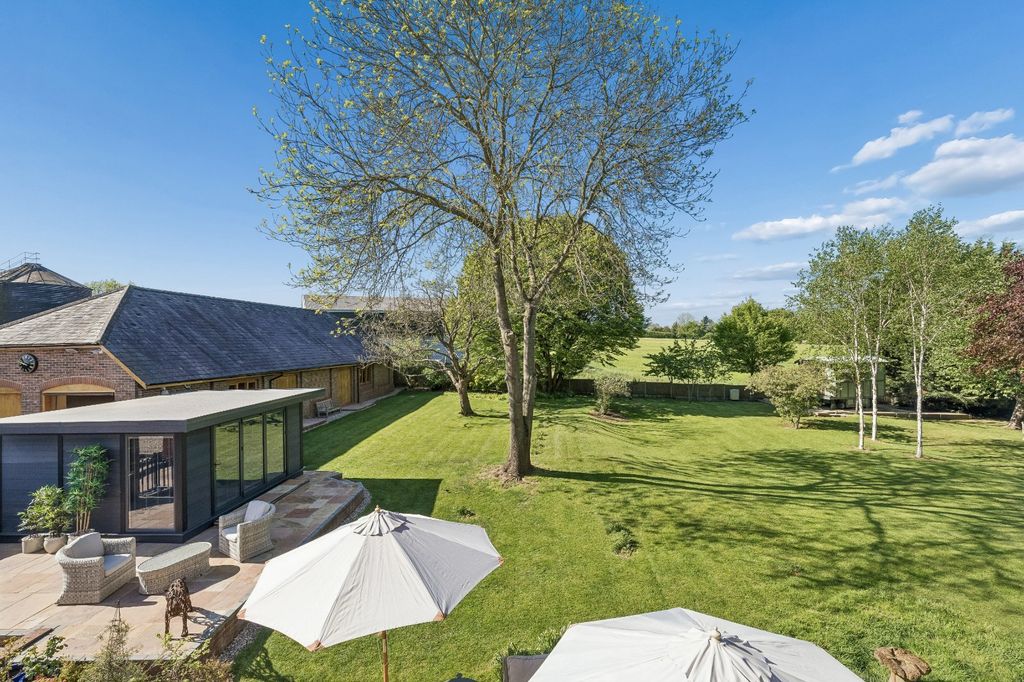 Property photo 2 of 40 Picture No. 24