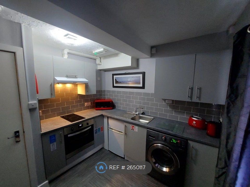 Property photo 1 of 9 Fully Fitted Kitchen