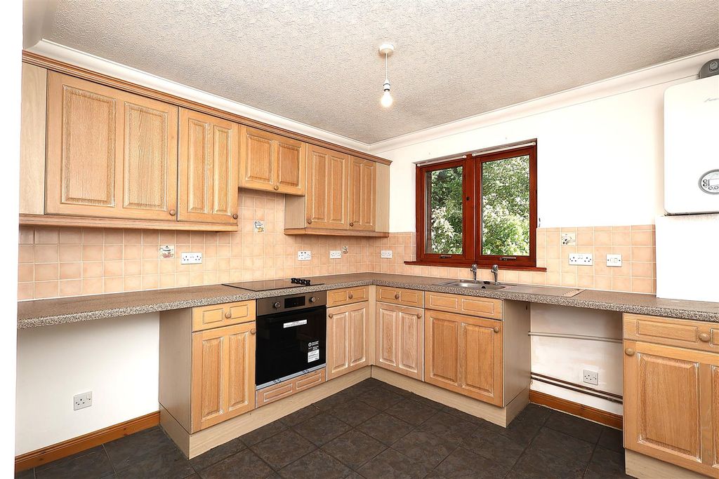 Property photo 3 of 10 Kitchen