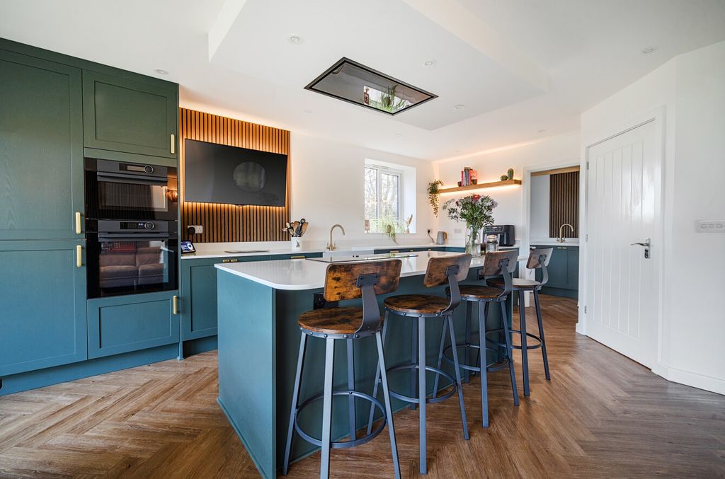 Property photo 2 of 20 2 - 1384842-15-692586...