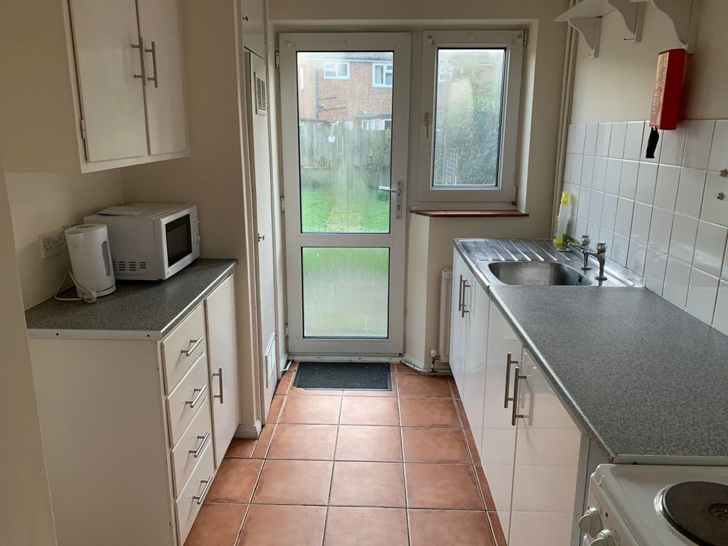 Property photo 3 of 8 Kitchen