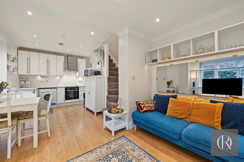 Property photo 1 of 12 Flat 1, 129 Clapham High Street Sw4 7Ss-8.Jpg