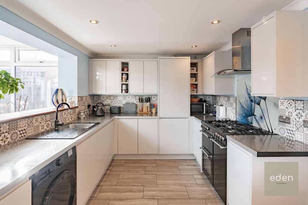 Property photo 3 of 28