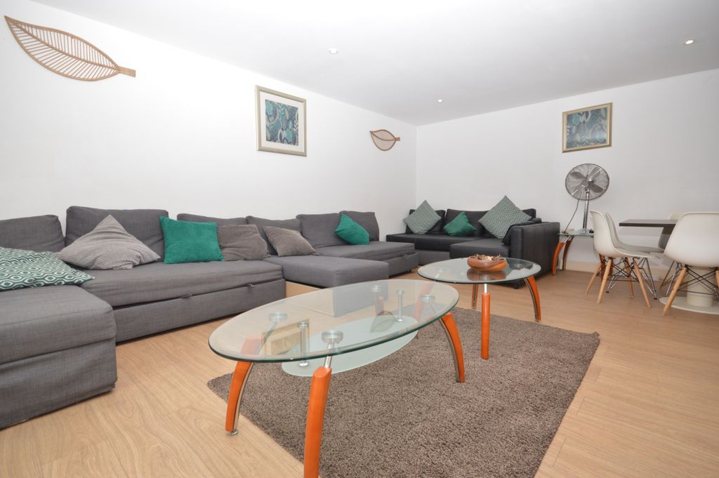 Property photo 1 of 9 3 Double Bedroom Apartment + Gym To Rent