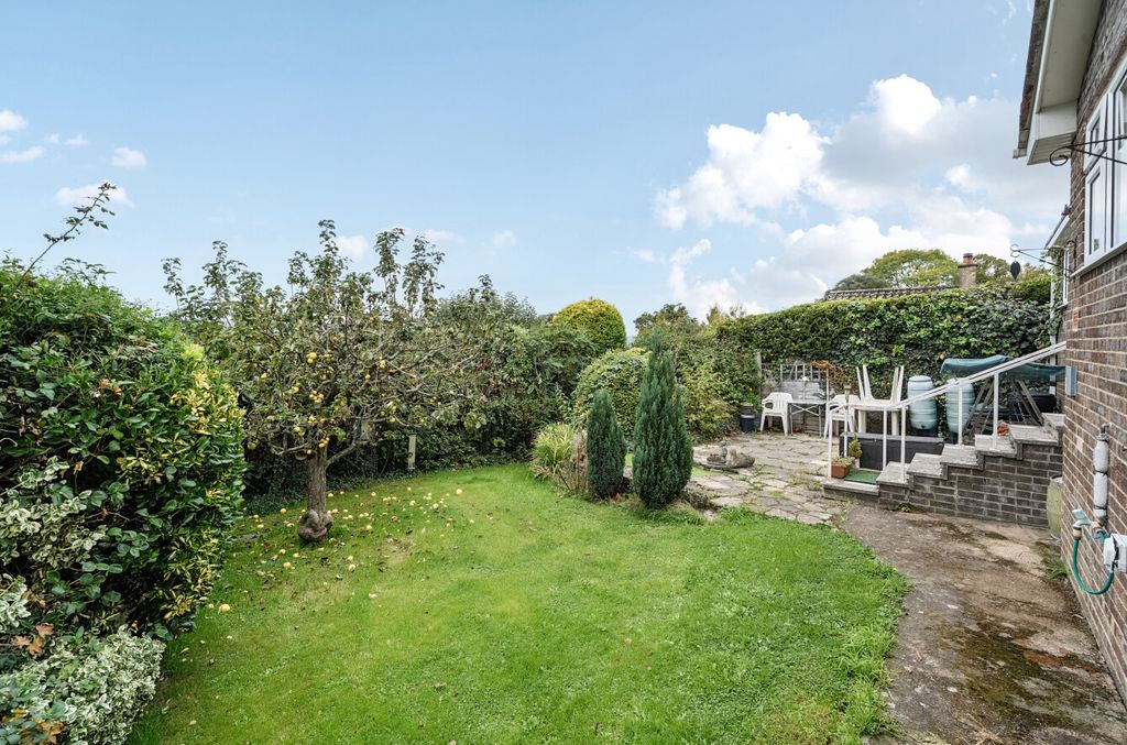 Property photo 3 of 17 3 - Garden