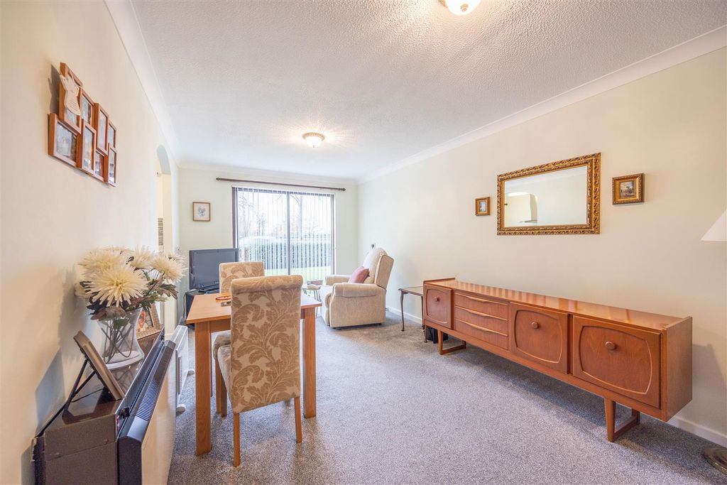 Property photo 2 of 16 Lounge