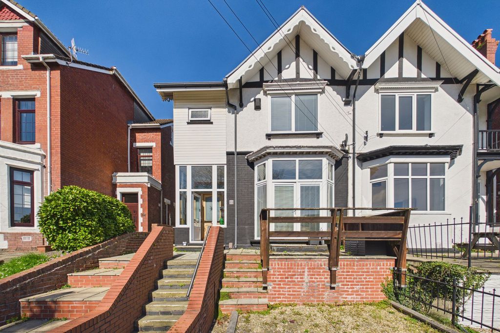 Property photo 1 of 32