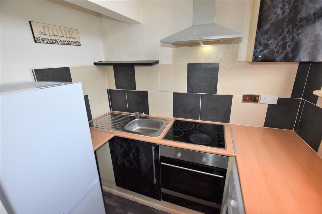 Property photo 2 of 6 Kitchen