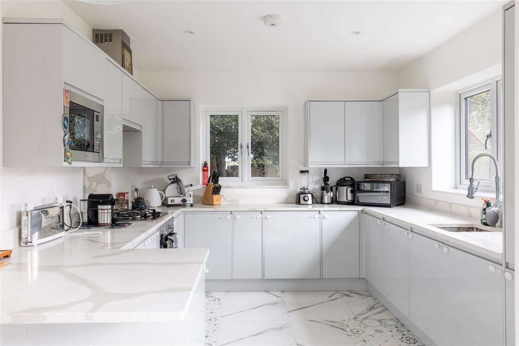 Property photo 3 of 30 10 Ian Austin Mansions-28.Jpg