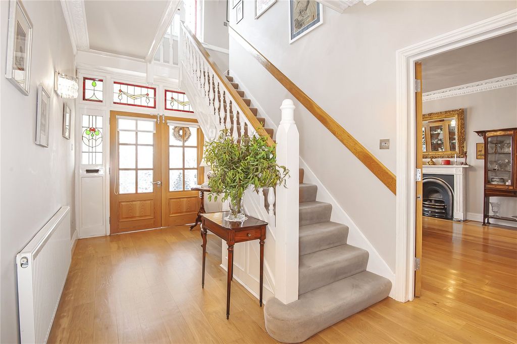 Property photo 3 of 26 Entrance Hall