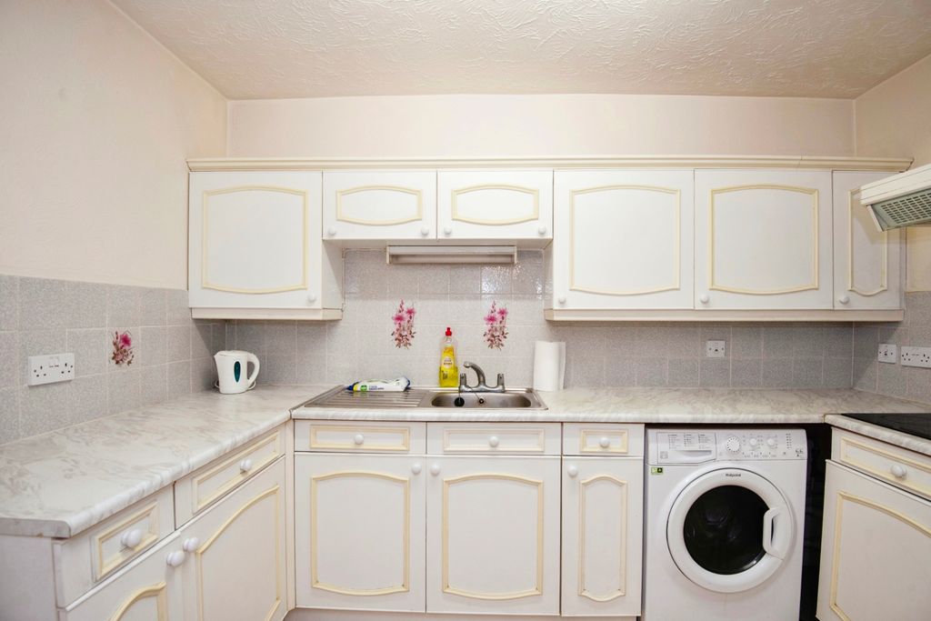 Property photo 3 of 10 Kitchen