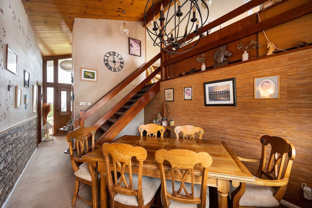 Property photo 3 of 35 Dining Kitchen