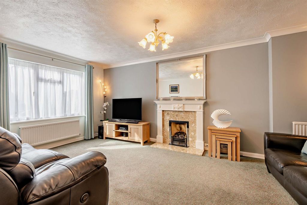 Property photo 3 of 26 8687746-Interior01-800.Jpg