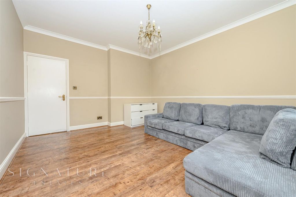 Property photo 3 of 11 Lounge