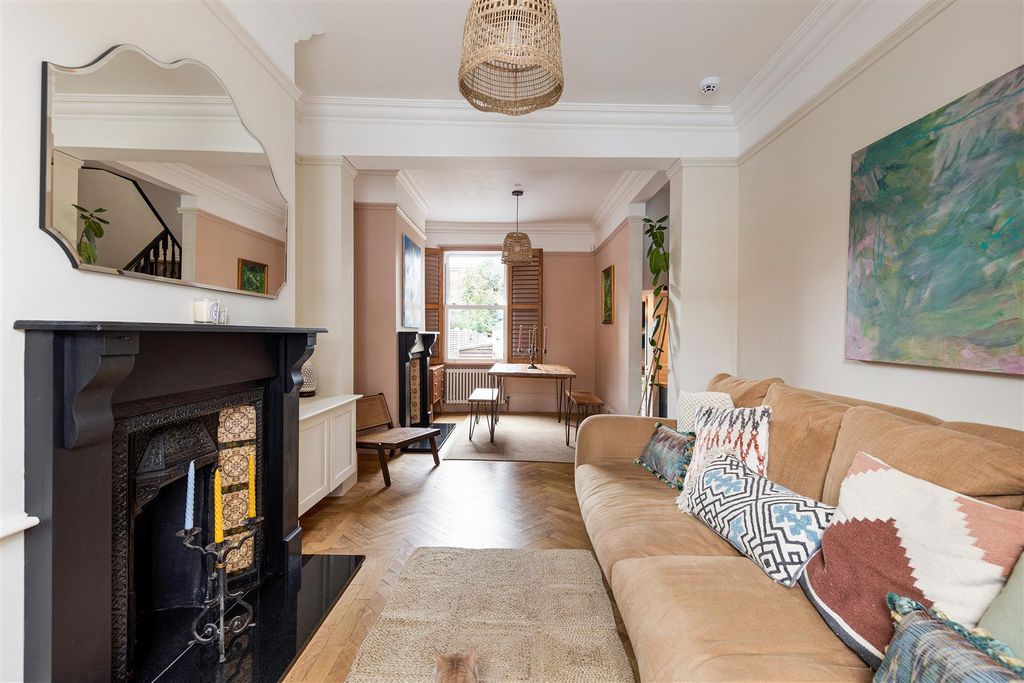 Property photo 2 of 40 Carnarvon Road, E18