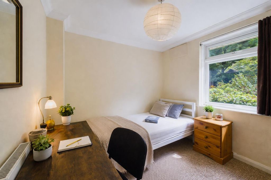 Property photo 1 of 21 Cozy Bedroom With Minimal Dã©Cor.Png