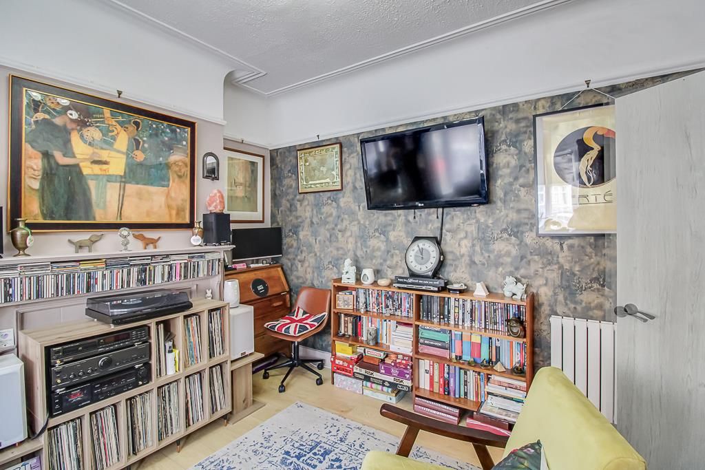 Property photo 3 of 18 Lounge