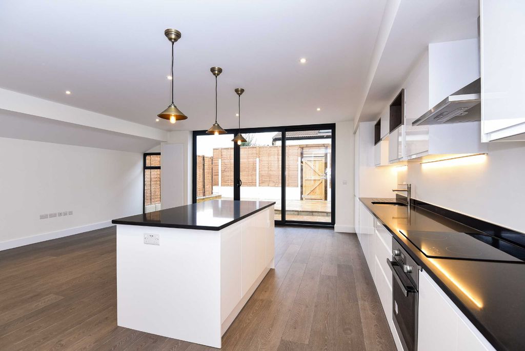 Property photo 3 of 9 Photo