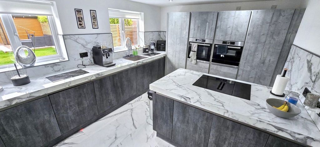 Property photo 2 of 32