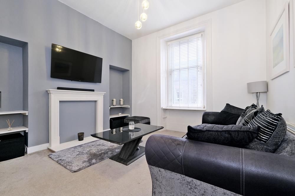 Property photo 1 of 12 Lounge