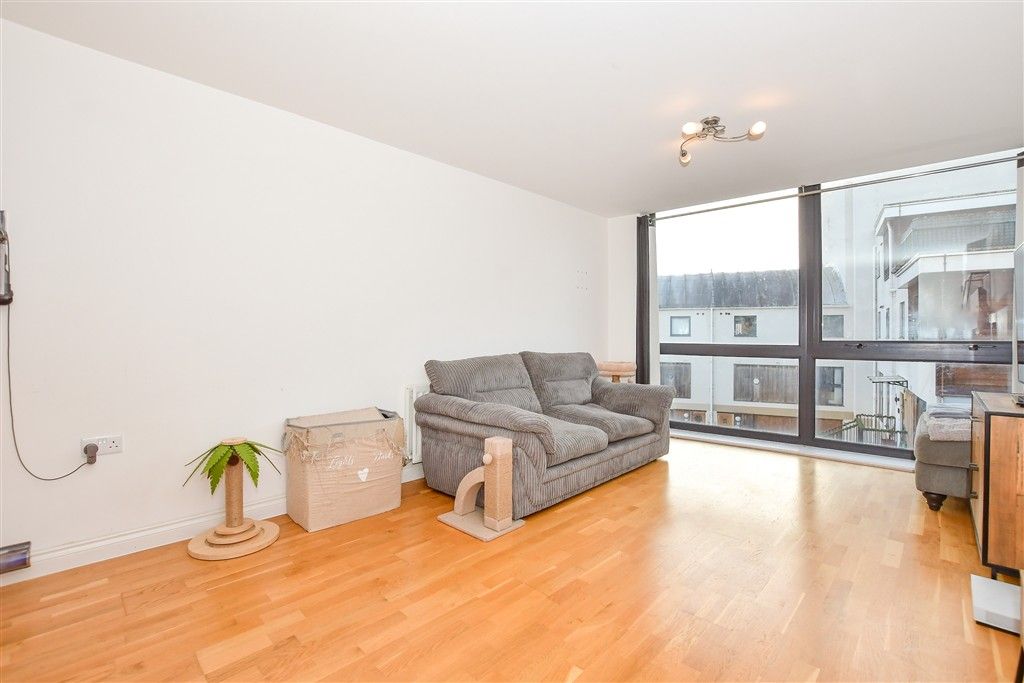 Property photo 3 of 9 Lounge