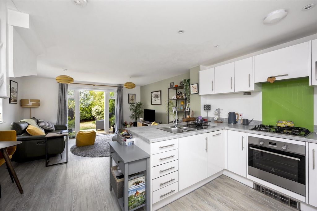 Property photo 2 of 16 Saffron Close, 20-006.Jpg