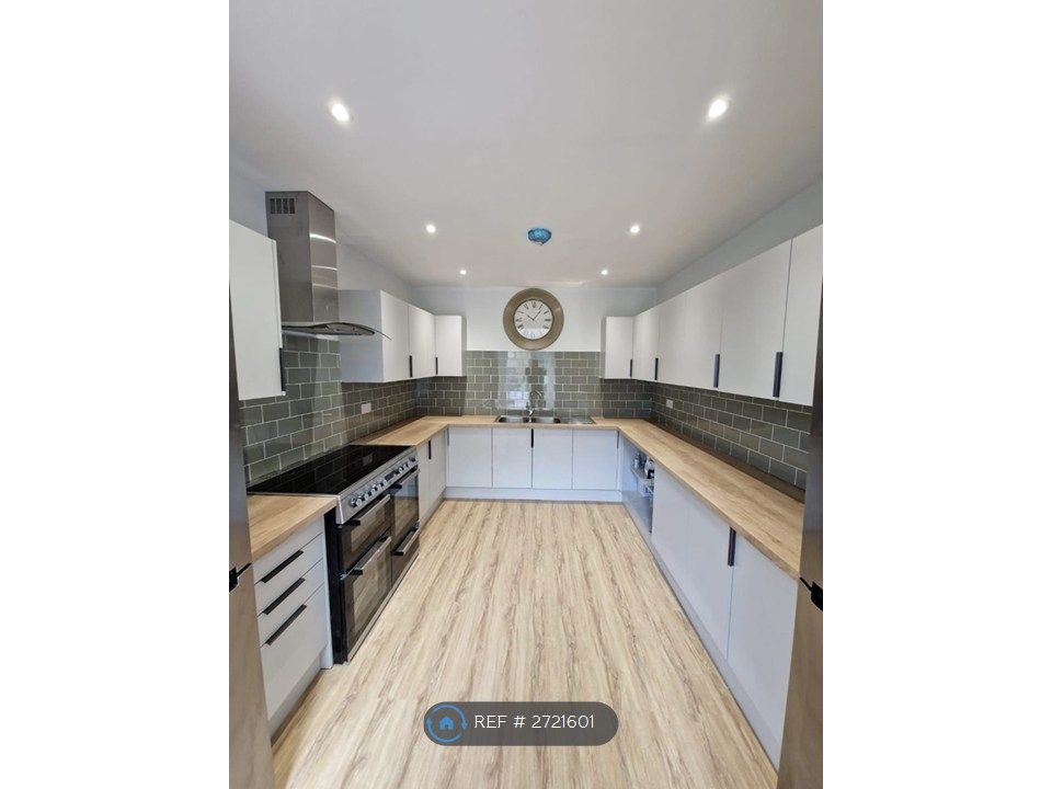 Property photo 1 of 11 Kitchen