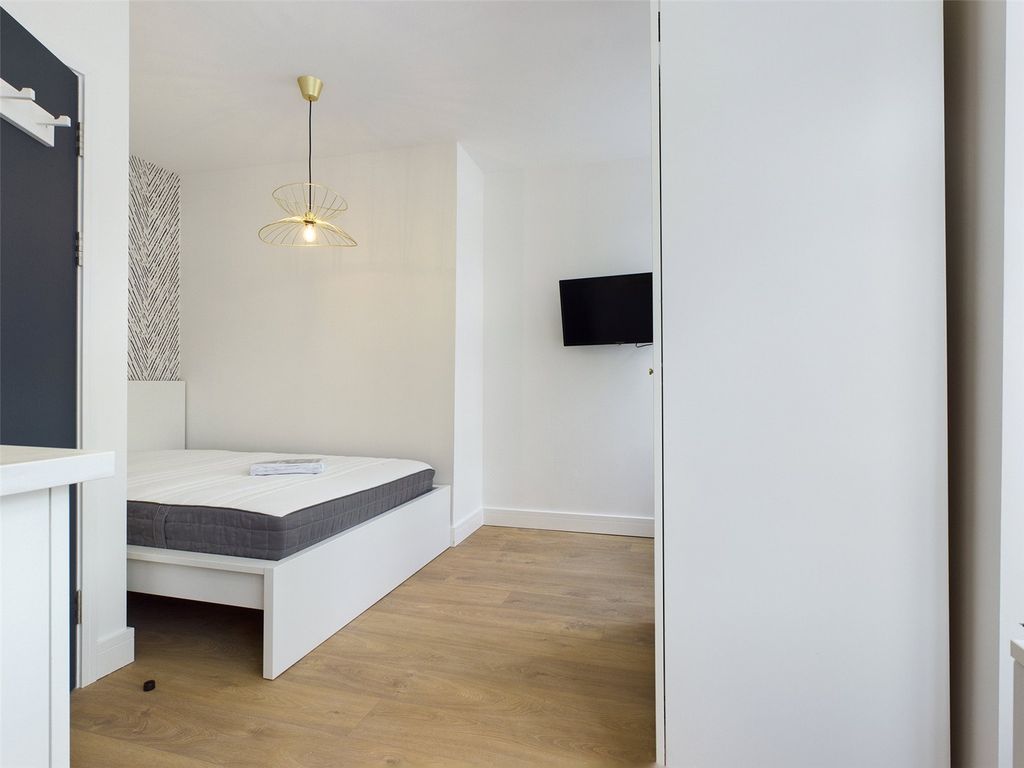 Property photo 3 of 5 Bedroom-To-Remt