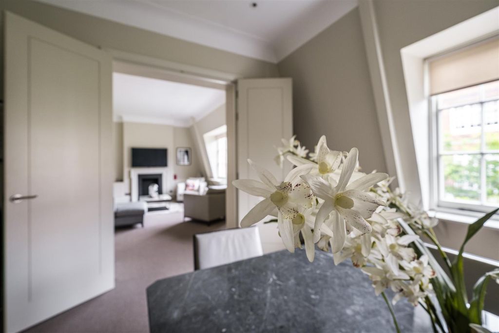 Property photo 2 of 21 14-18-E-Sloane-Court-East-13.Jpg