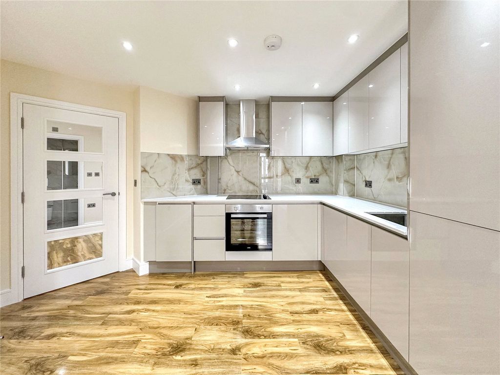 Property photo 2 of 8 Picture No. 10