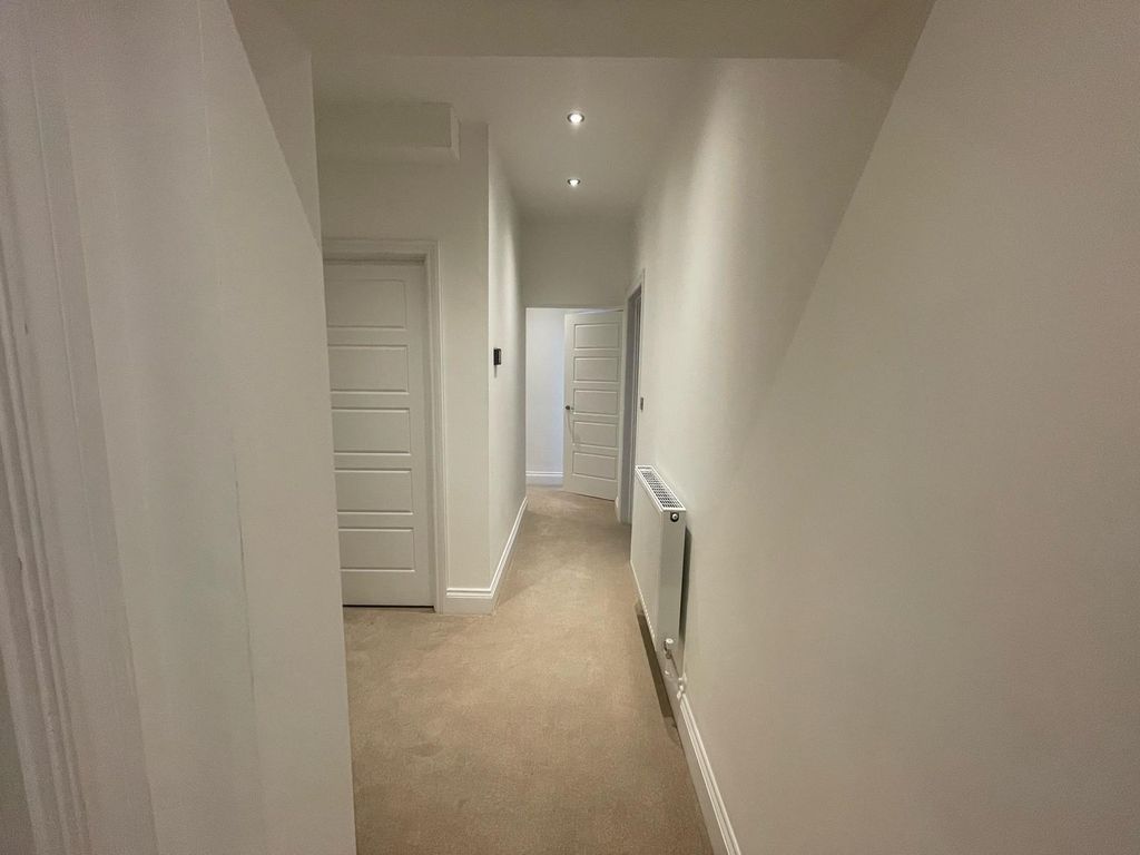 Property photo 2 of 10 Hallway