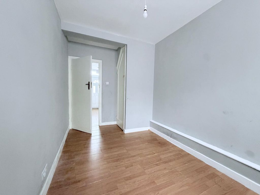 Property photo 3 of 11 98A Victoria Road, Ruislip, Ha4 0Al (5)