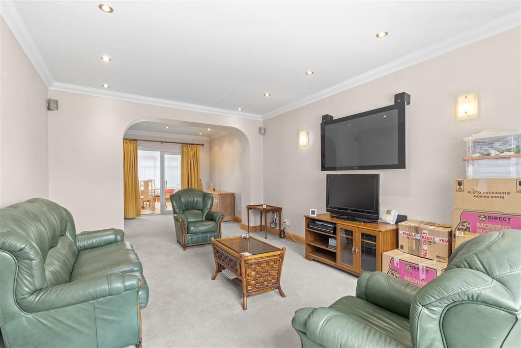 Property photo 3 of 36 Lounge