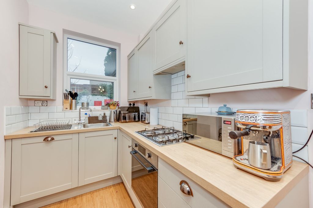 Property photo 2 of 33