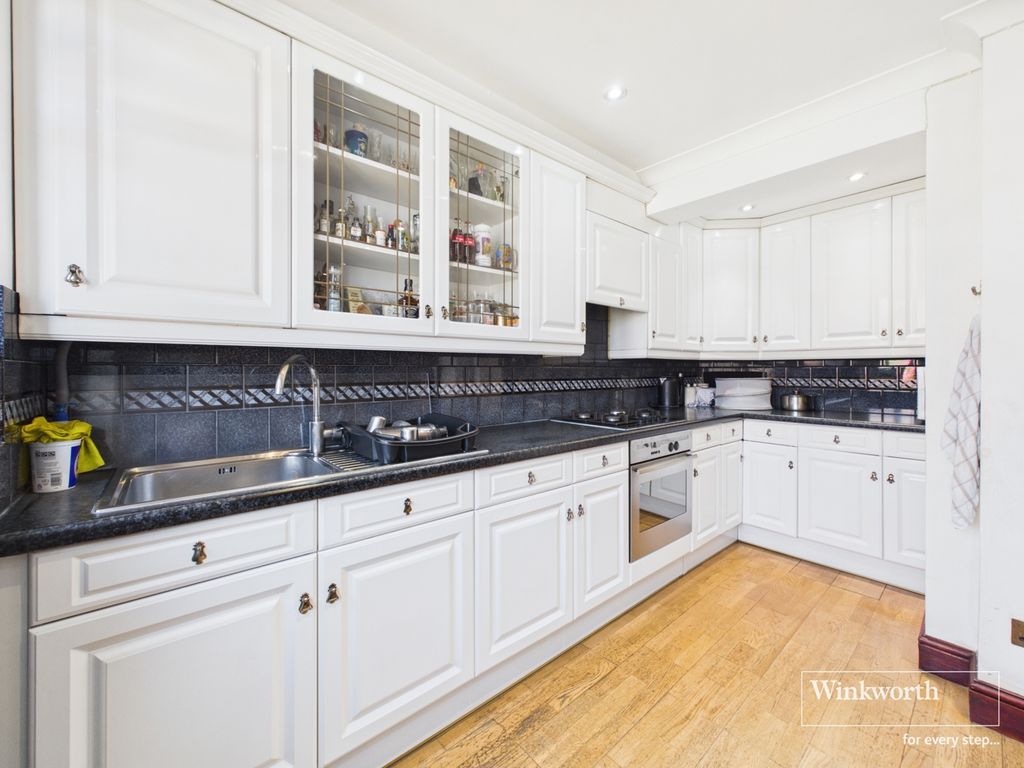Property photo 3 of 11 Kitchen