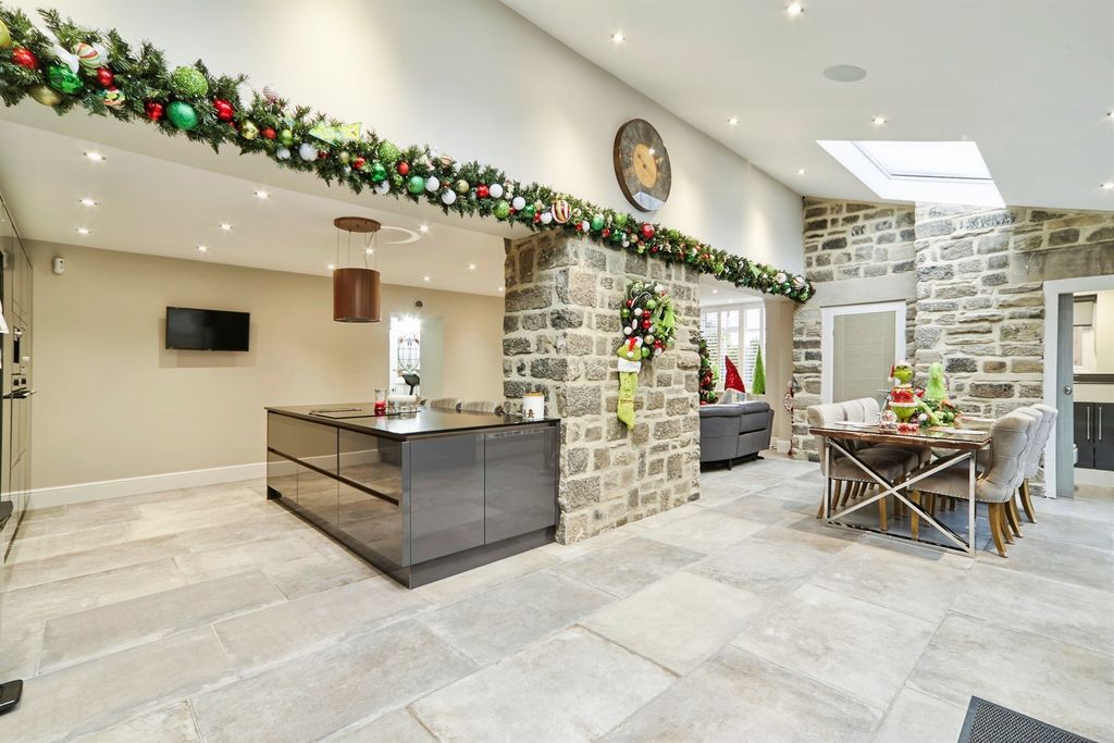 Property photo 3 of 31