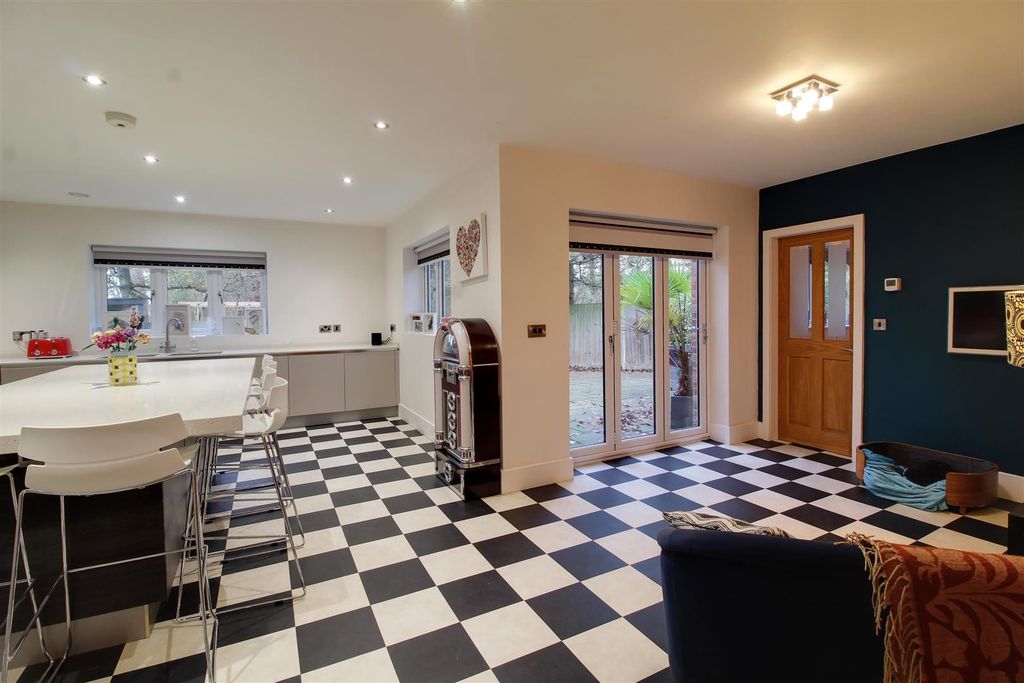 Additional image 22 of 5 bed detached house for salePeplins Way, Brookmans Park AL9