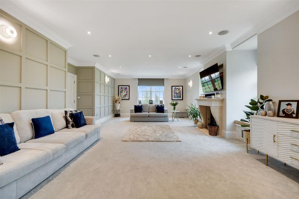 Property photo 2 of 22 School Lane